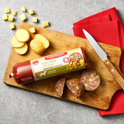 Pures Pferd mit Kartoffel