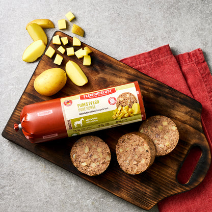 Pures Pferd mit Kartoffel